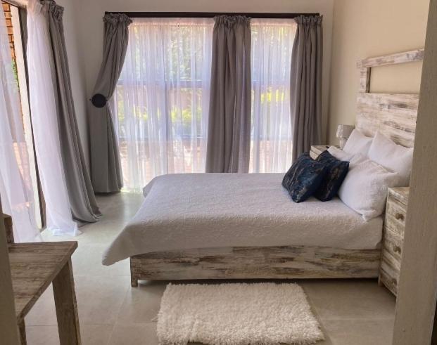 Lime Court Two Apartment พริทอเรีย ภายนอก รูปภาพ